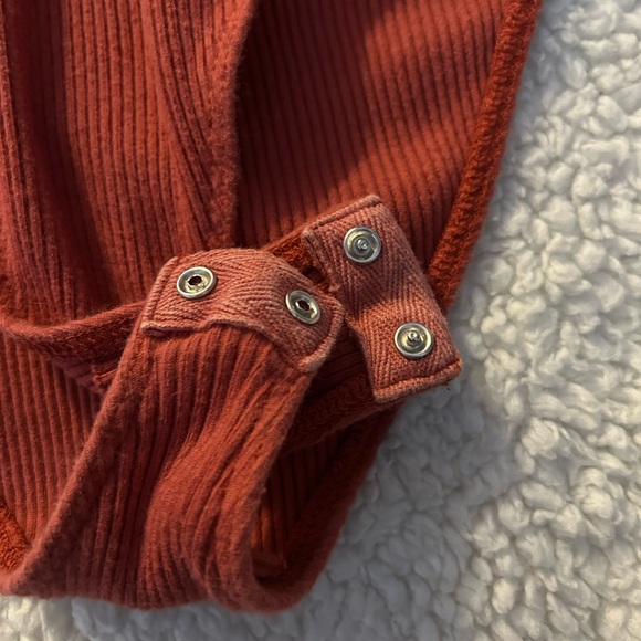 Ribbed V-Neck Bodysuit - Picture 4 of 4